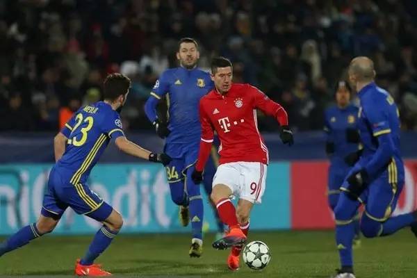 中举手示意 中举手示意